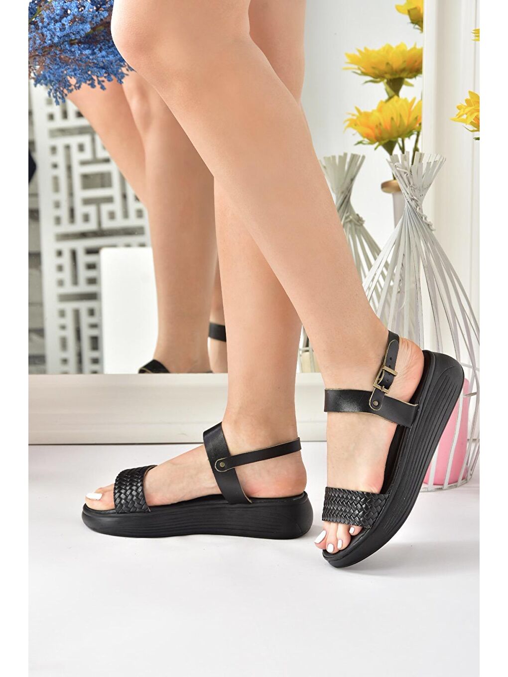 Siyah Hakiki Deri Örgü Modelli Günlük Kadın Sandalet M291053603-2