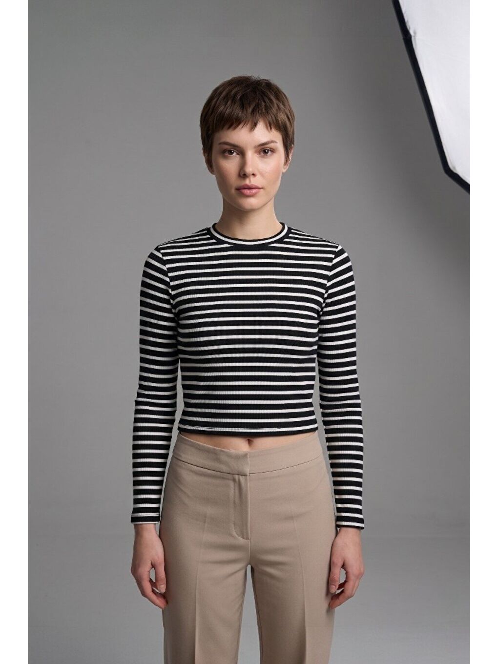 Premium Yumuşak Dokulu Esnek Örme Siyah Beyaz Çizgili Bisiklet Yaka Crop Bluz-1