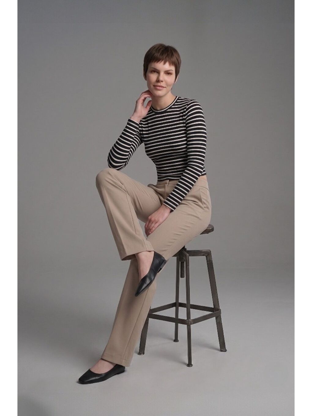 Premium Yumuşak Dokulu Esnek Örme Siyah Beyaz Çizgili Bisiklet Yaka Crop Bluz-2