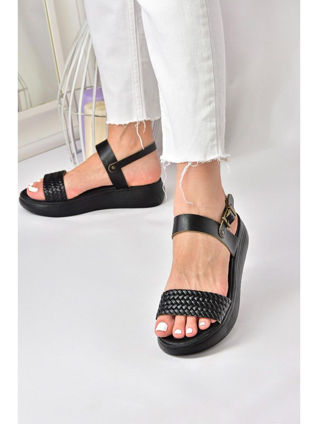 Siyah Hakiki Deri Örgü Modelli Günlük Kadın Sandalet M291053603-4