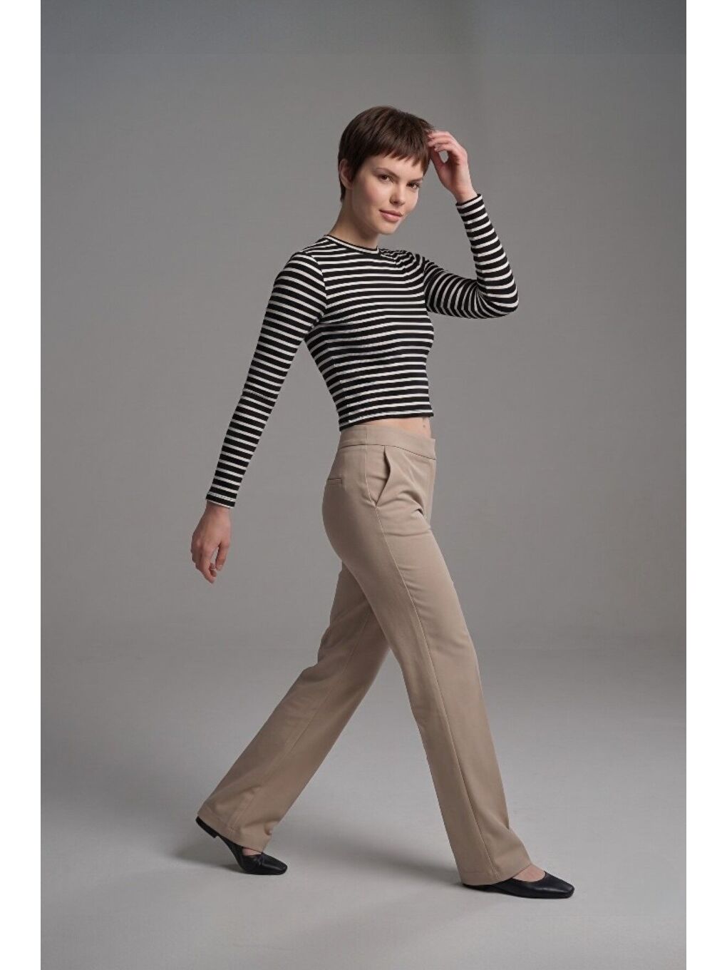 Premium Yumuşak Dokulu Esnek Örme Siyah Beyaz Çizgili Bisiklet Yaka Crop Bluz-4