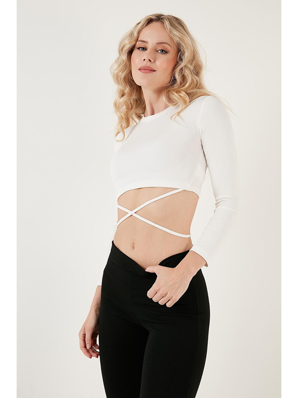 Lela Beyaz Beli Bağlamalı Slim Fit Bisiklet Yaka Crop Bluz 5865402 - 1