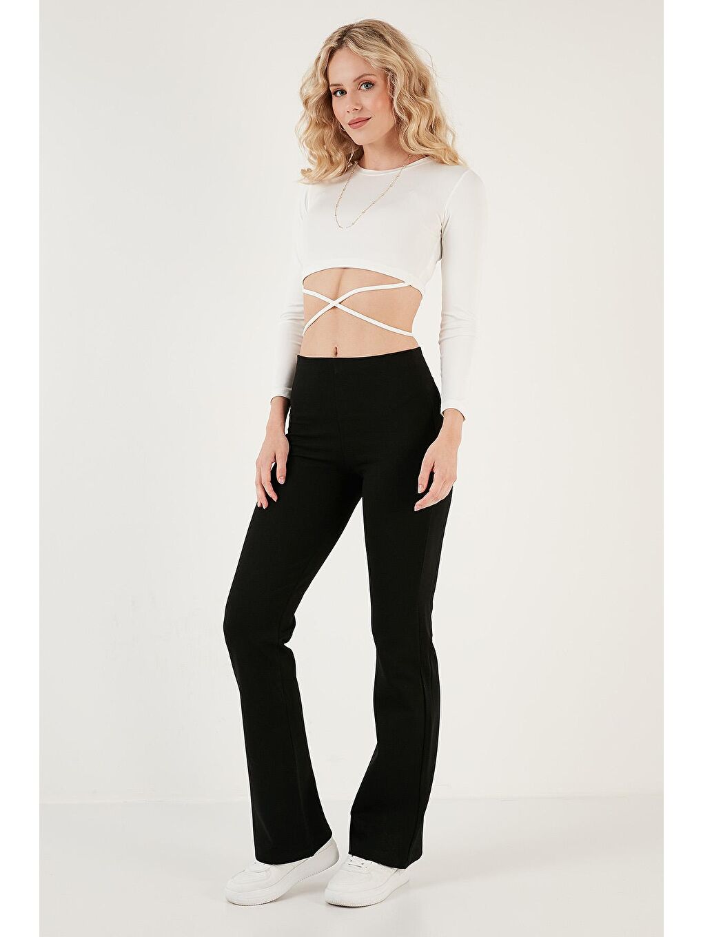 Lela Beyaz Beli Bağlamalı Slim Fit Bisiklet Yaka Crop Bluz 5865402 - 2