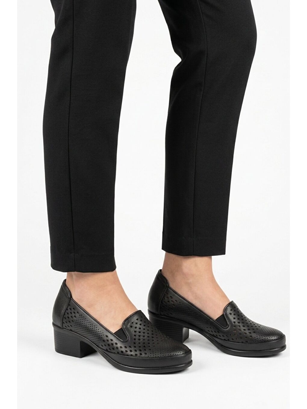 Siyah Hakiki Deri Kadın Topuklu Klasik Ayakkabı 16274 Z