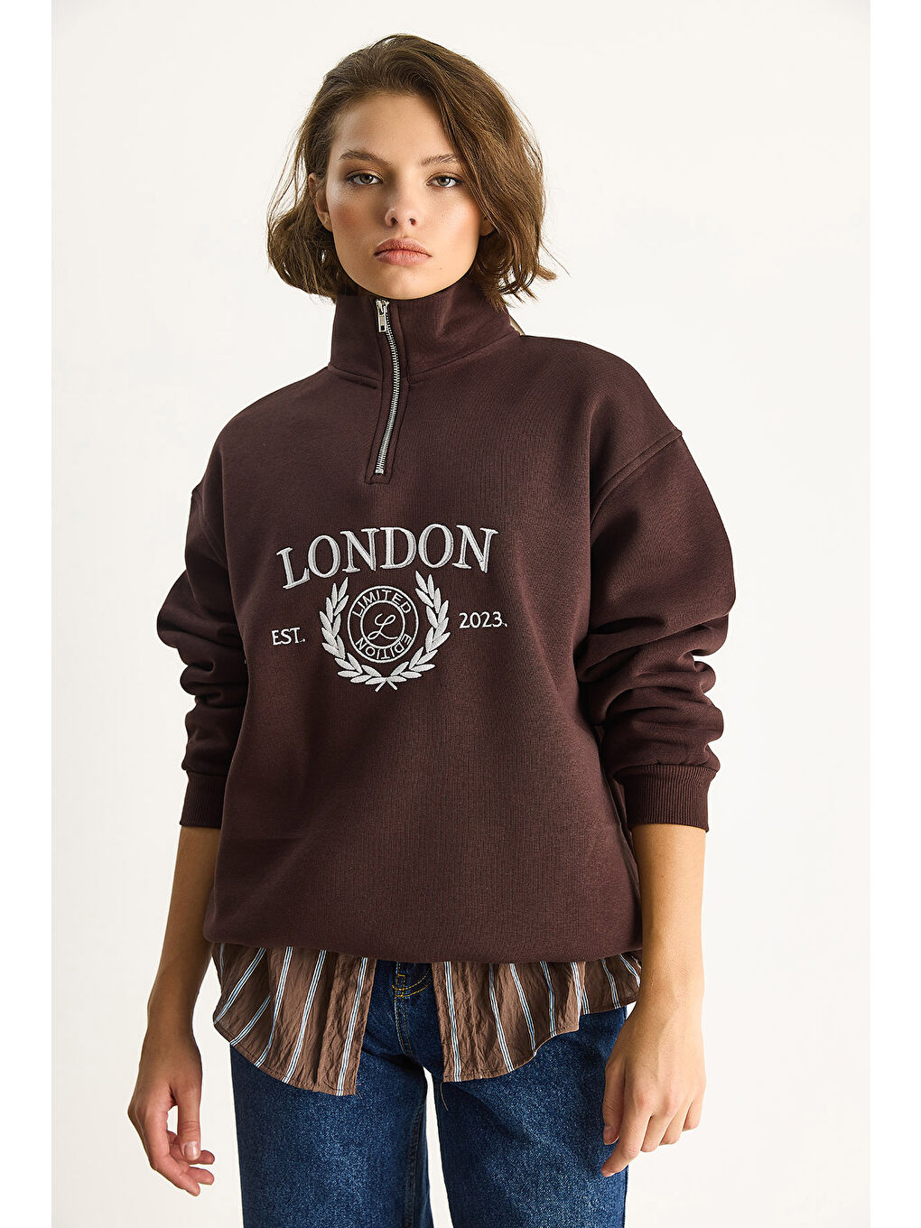 Kahverengi Kadın London İşlemeli Dik Yaka Fermuar Detaylı Şardonlu Oversize Sweatshirt-1