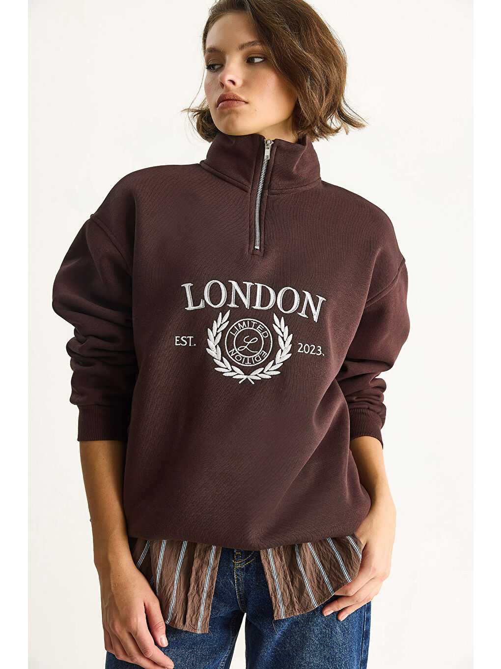 Kahverengi Kadın London İşlemeli Dik Yaka Fermuar Detaylı Şardonlu Oversize Sweatshirt-2