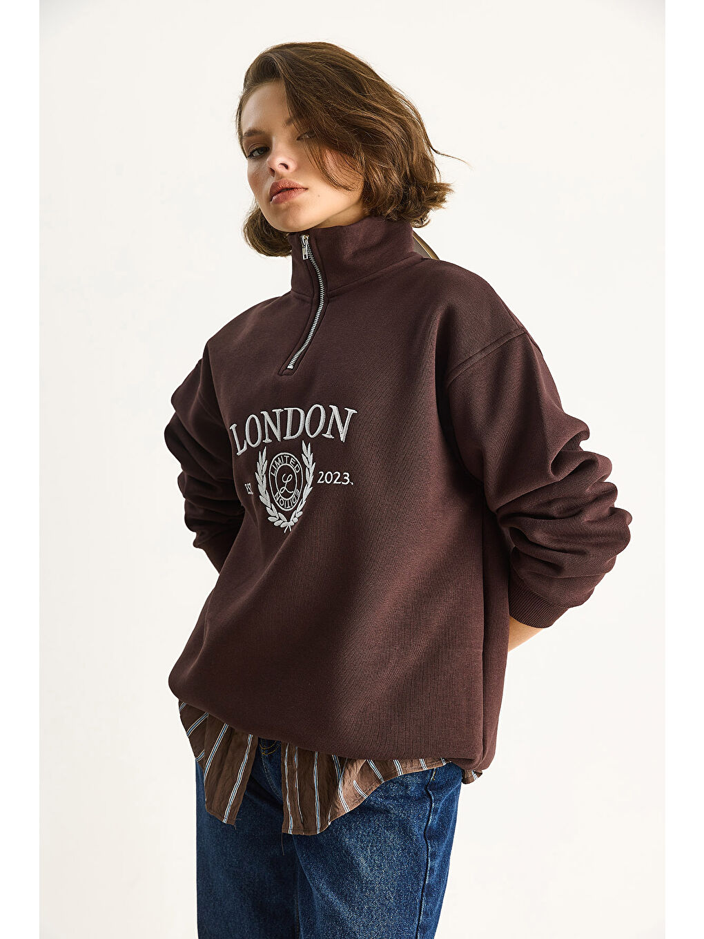 Kahverengi Kadın London İşlemeli Dik Yaka Fermuar Detaylı Şardonlu Oversize Sweatshirt-3