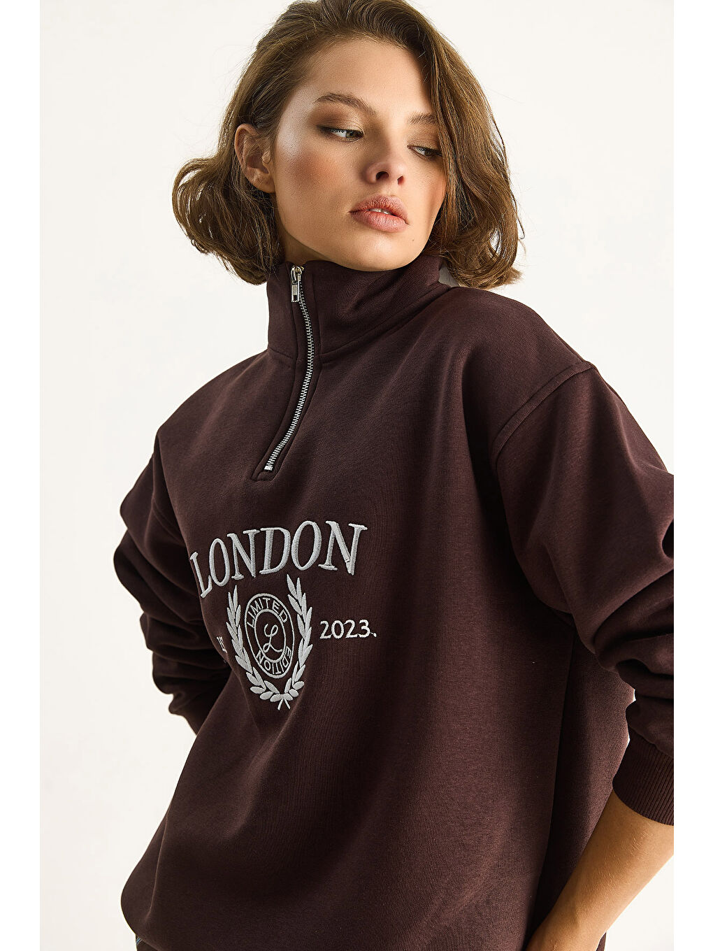 Kahverengi Kadın London İşlemeli Dik Yaka Fermuar Detaylı Şardonlu Oversize Sweatshirt-4
