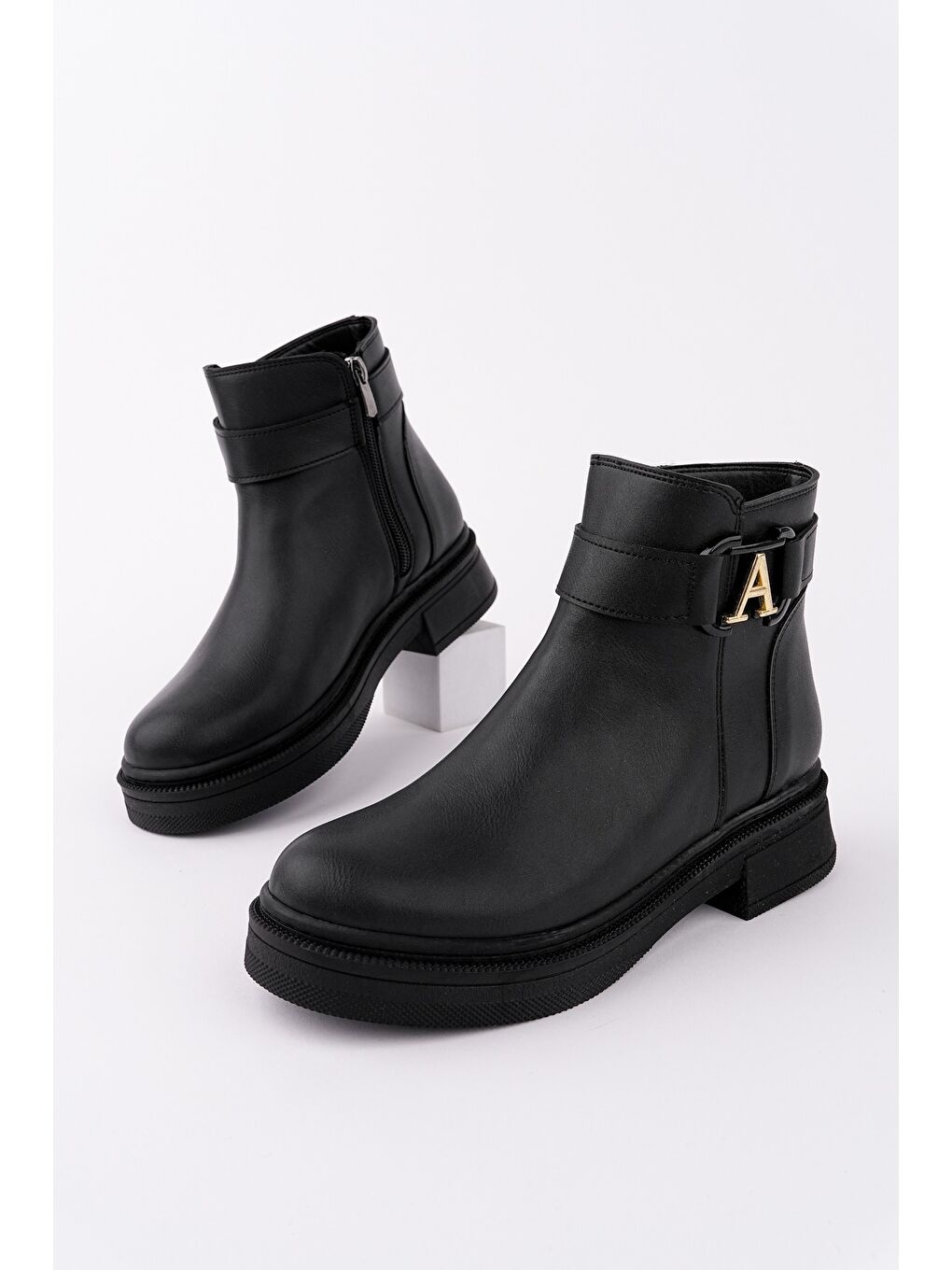 Siyah VENTOZA Kemer ve Toka Detaylı Fermuarlı Kadın Bot-1