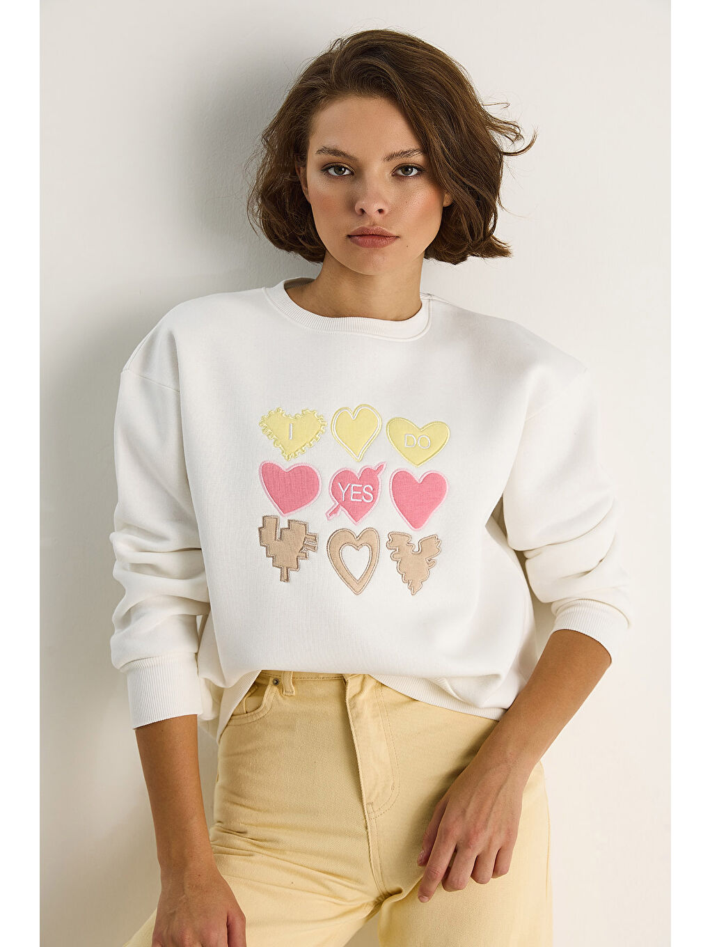 Beyaz Kadın Bisiklet Yaka Kalp Nakışlı Şardonlu Üç İplik Sweatshirt-1