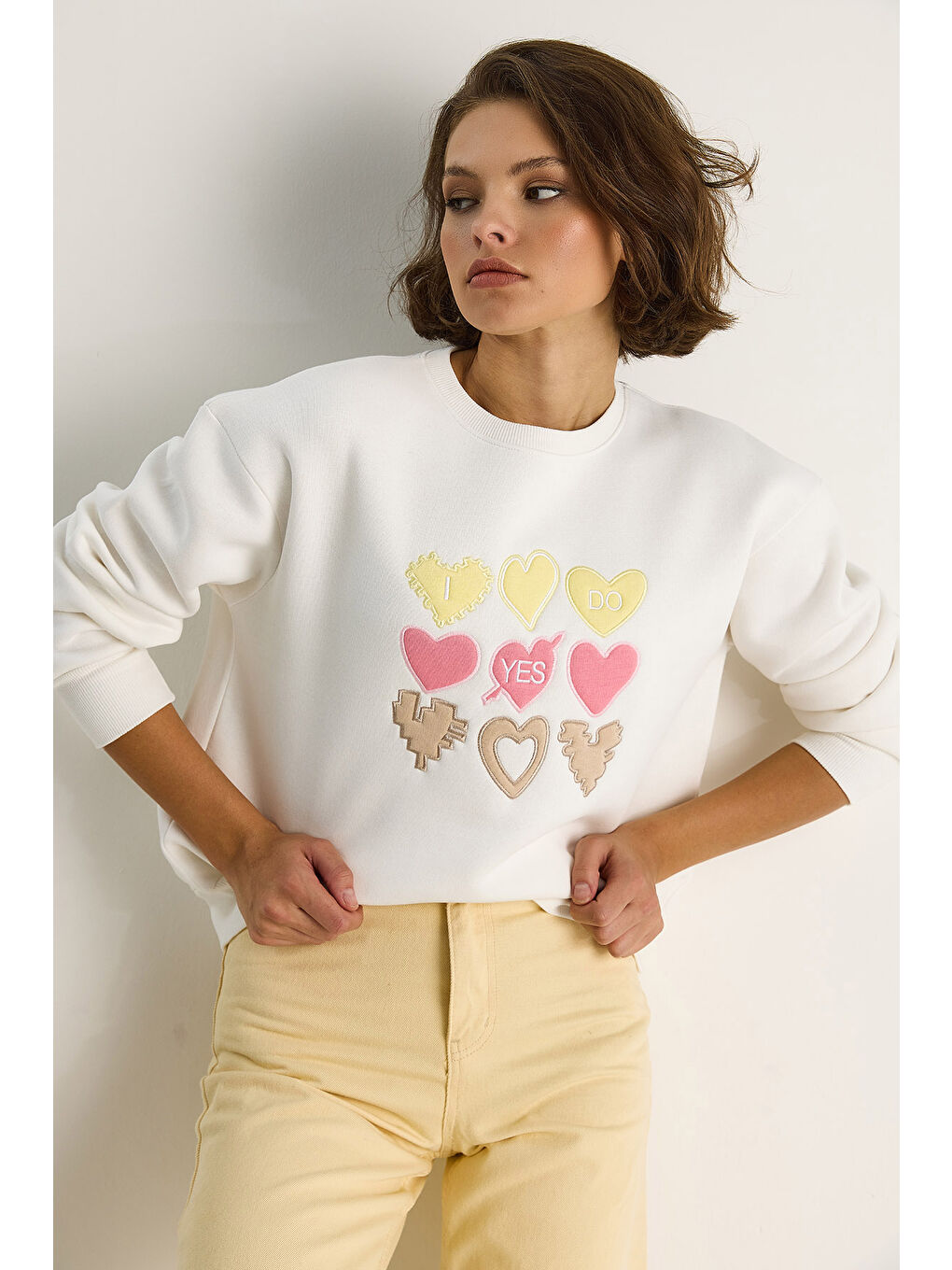 Beyaz Kadın Bisiklet Yaka Kalp Nakışlı Şardonlu Üç İplik Sweatshirt-2
