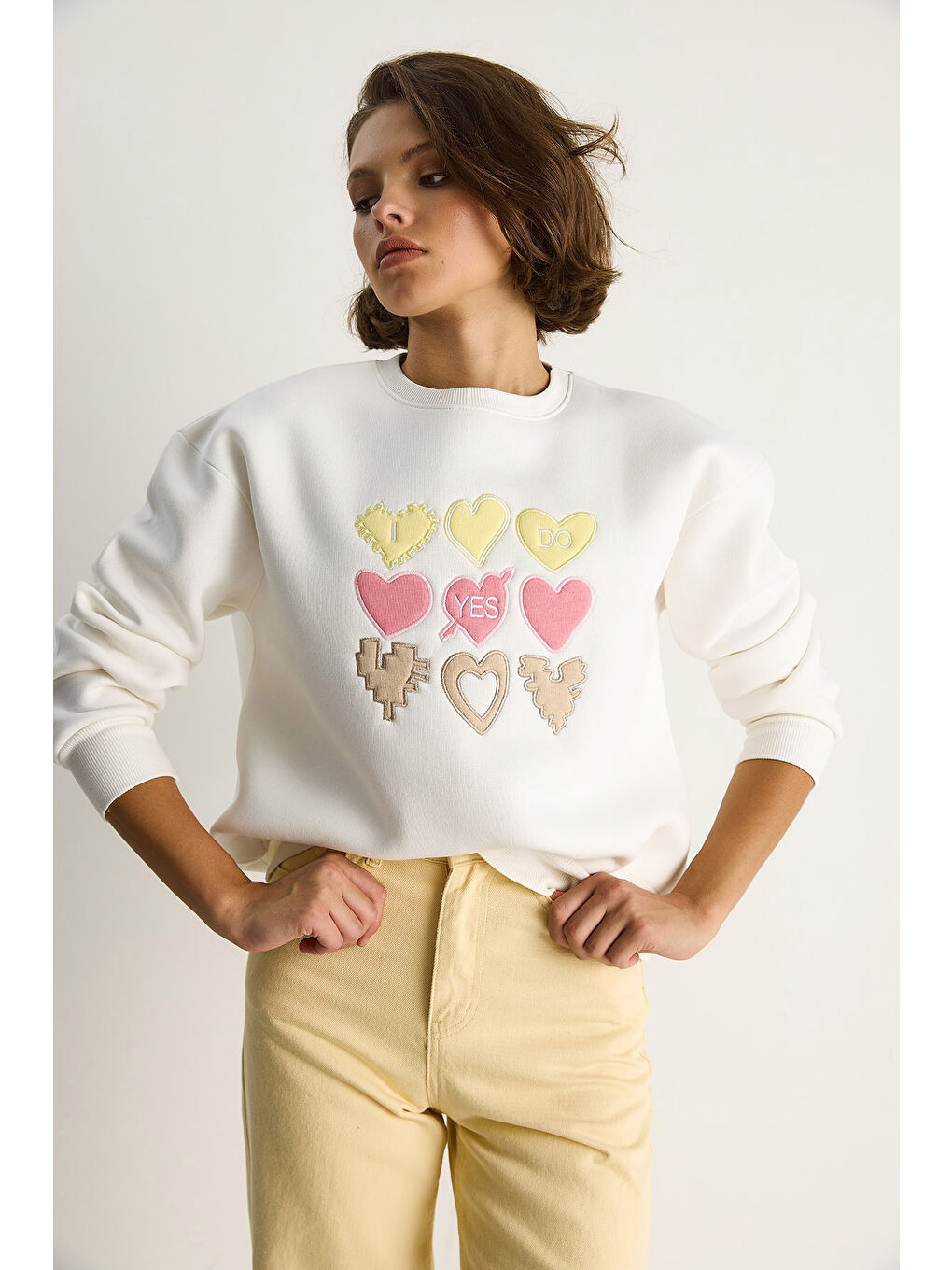 Beyaz Kadın Bisiklet Yaka Kalp Nakışlı Şardonlu Üç İplik Sweatshirt-3