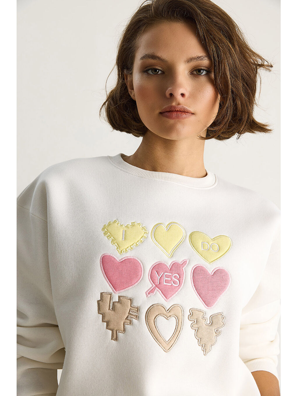 Beyaz Kadın Bisiklet Yaka Kalp Nakışlı Şardonlu Üç İplik Sweatshirt-4