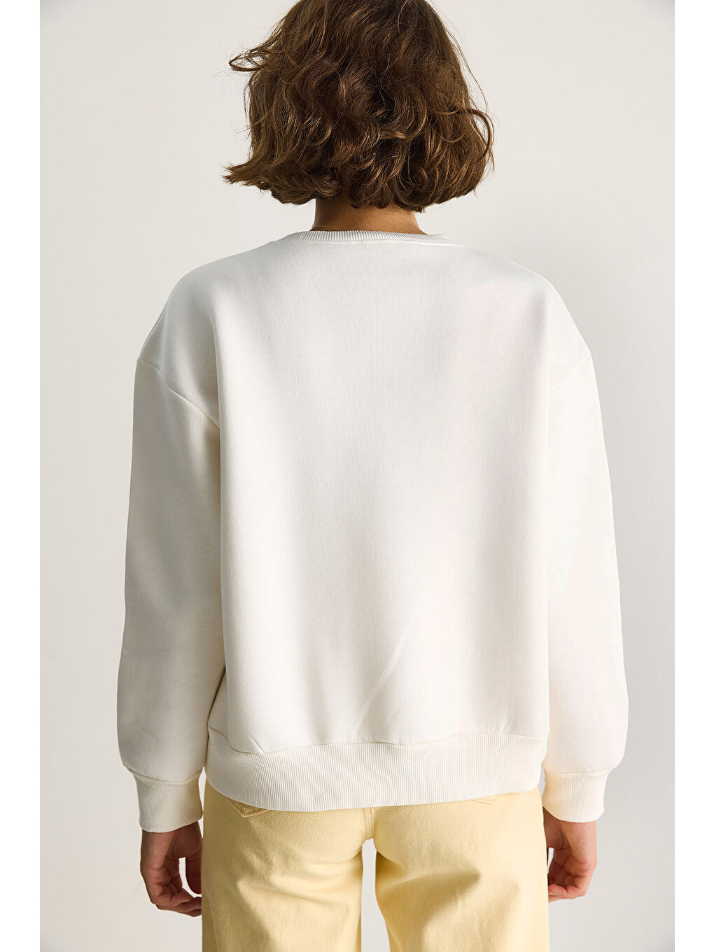 Beyaz Kadın Bisiklet Yaka Kalp Nakışlı Şardonlu Üç İplik Sweatshirt-5