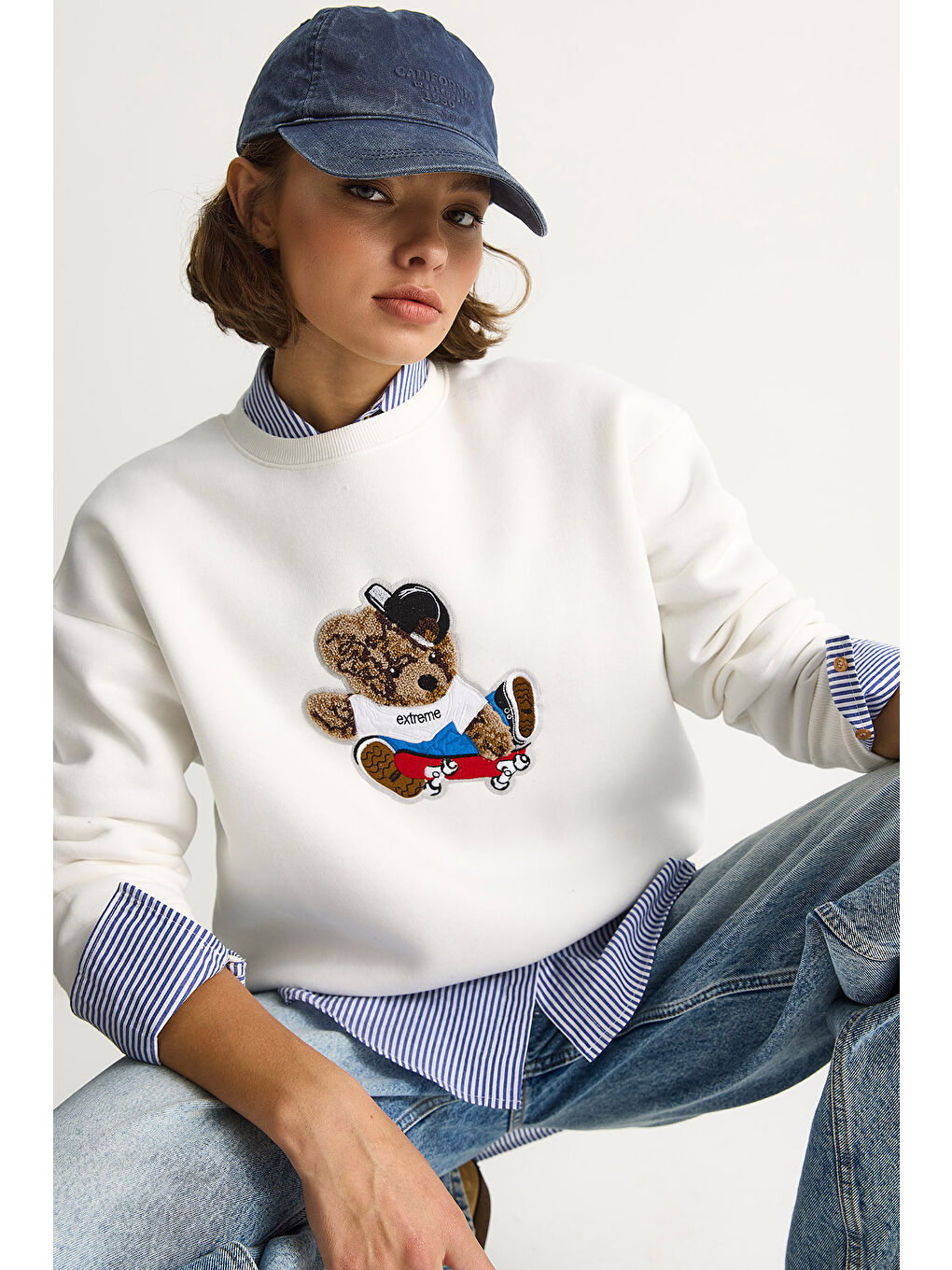 Beyaz Kadın Teddy Nakış İşlemeli Bisiklet Yaka Salaş Sweatshirt