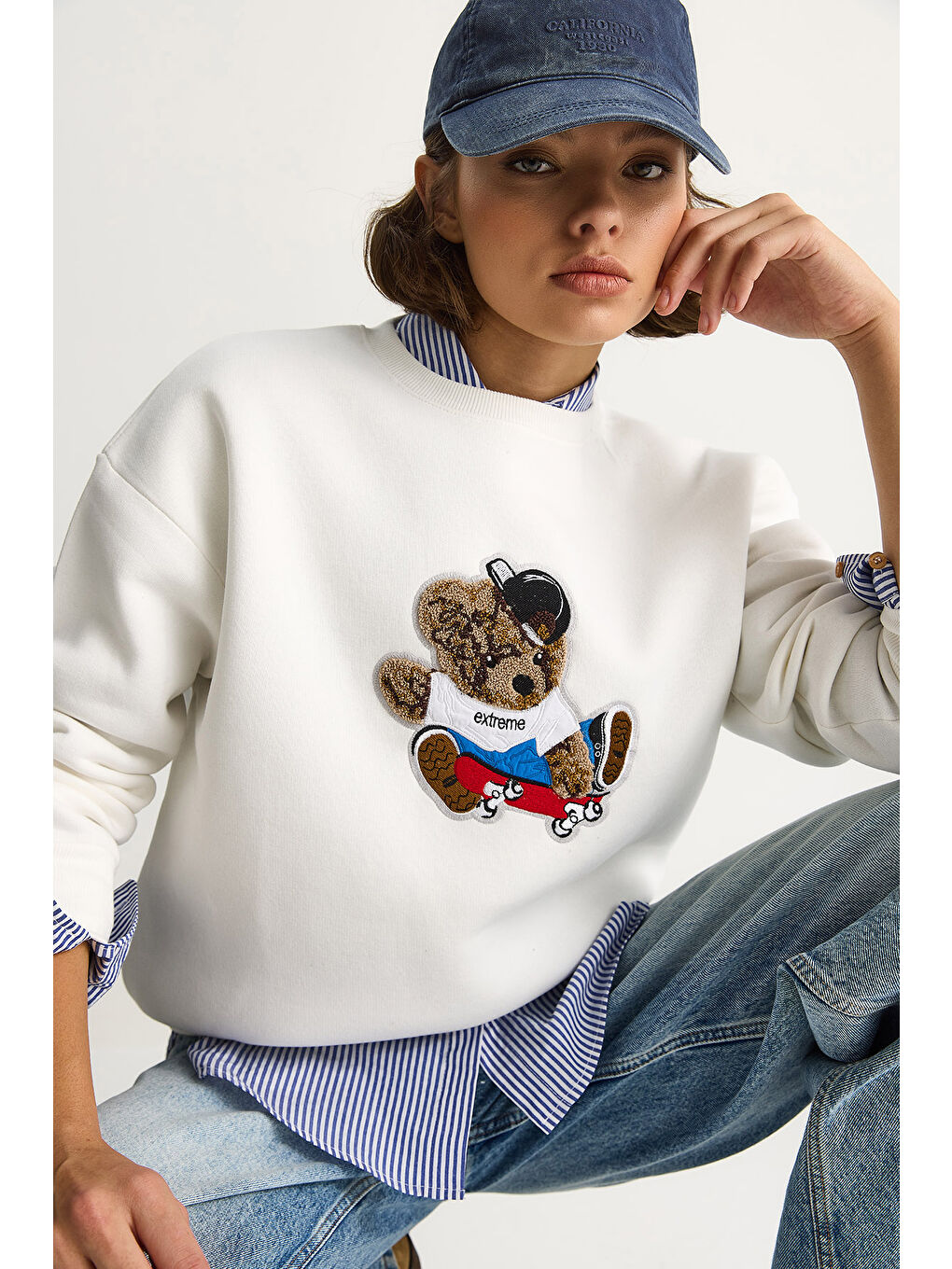 Beyaz Kadın Teddy Nakış İşlemeli Bisiklet Yaka Salaş Sweatshirt-1