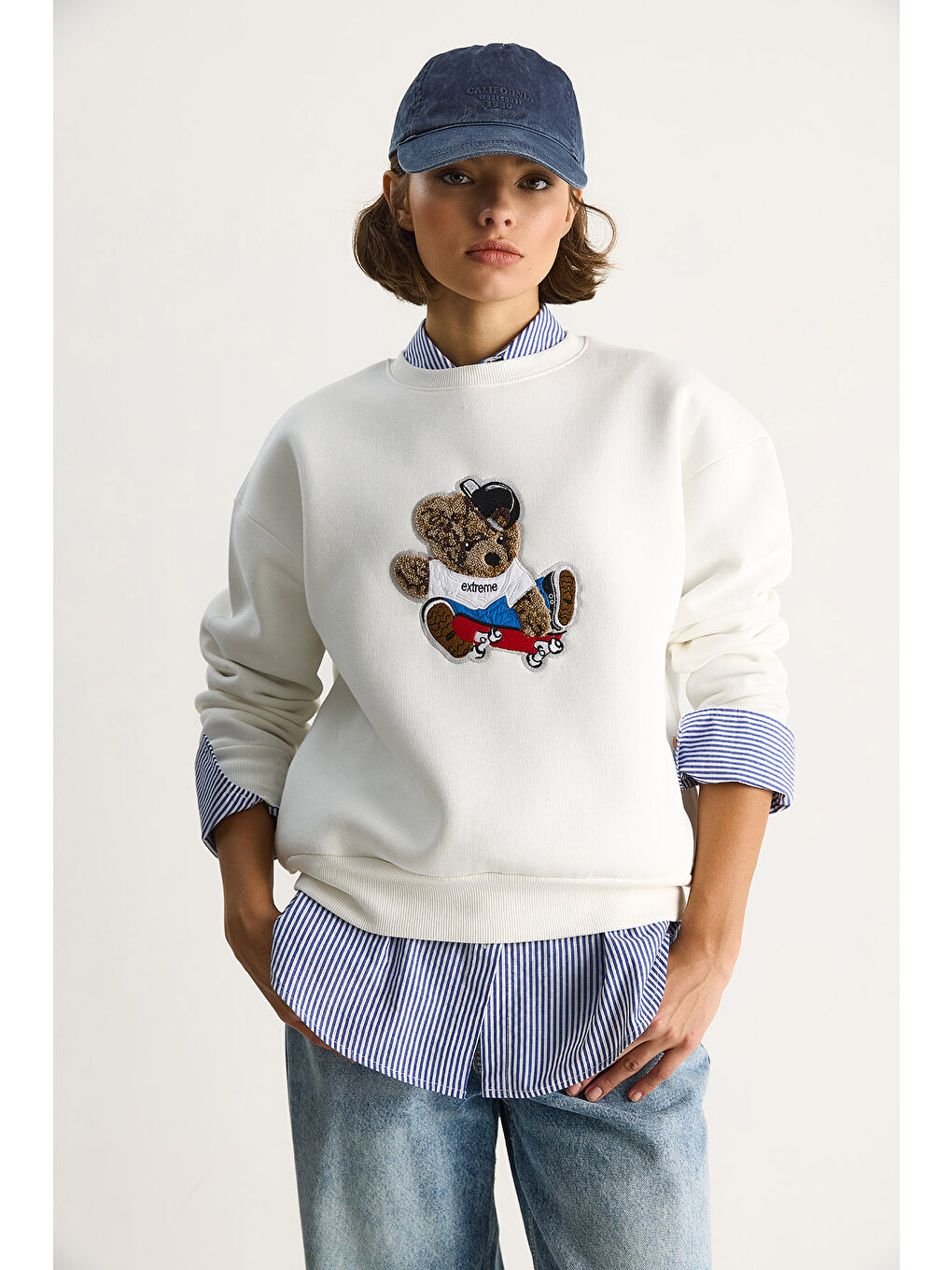 Beyaz Kadın Teddy Nakış İşlemeli Bisiklet Yaka Salaş Sweatshirt-2