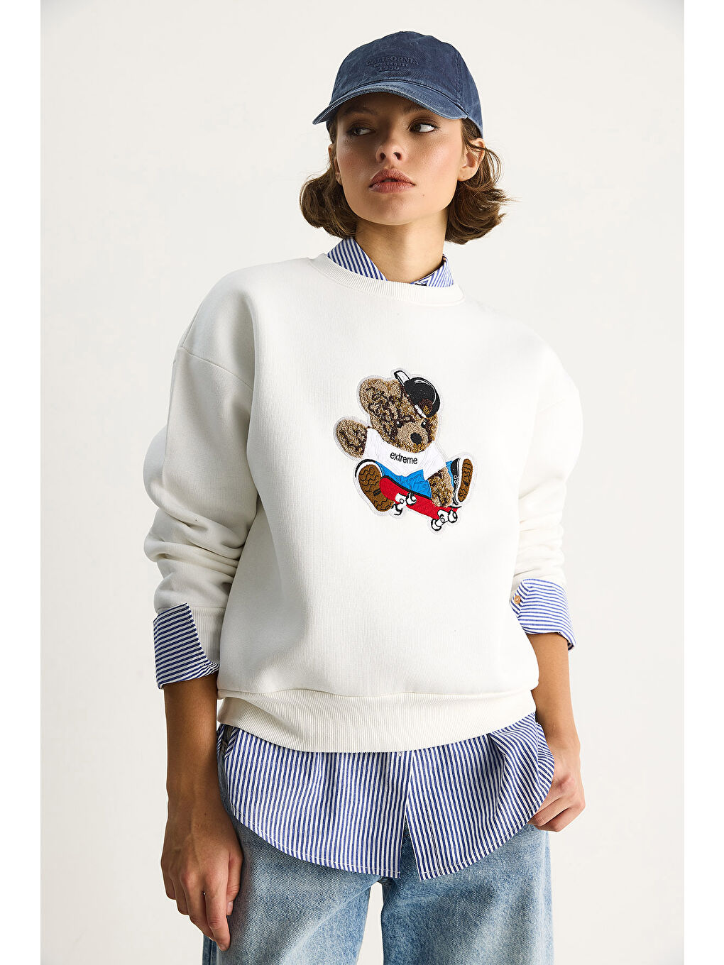 Beyaz Kadın Teddy Nakış İşlemeli Bisiklet Yaka Salaş Sweatshirt-3