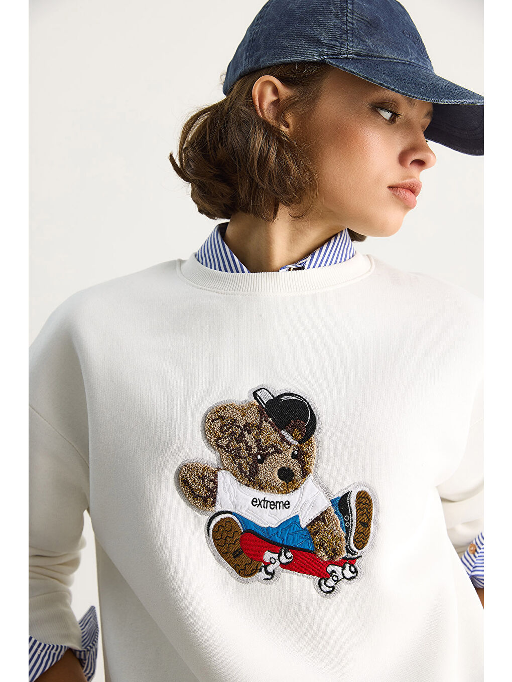 Beyaz Kadın Teddy Nakış İşlemeli Bisiklet Yaka Salaş Sweatshirt-4