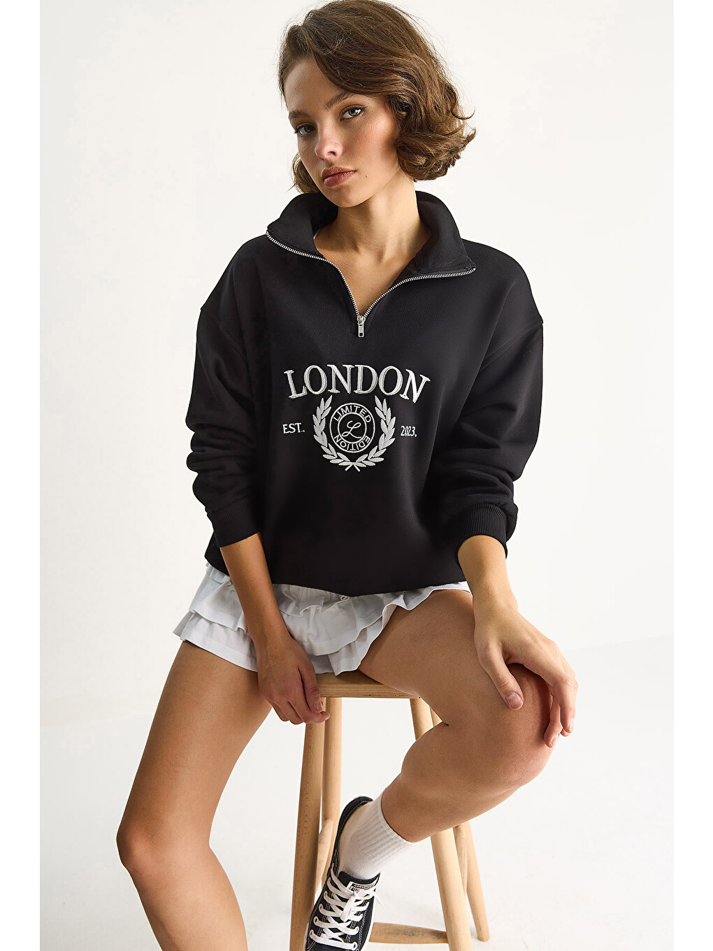 Siyah Kadın London İşlemeli Dik Yaka Fermuar Detaylı Şardonlu Oversize Sweatshirt