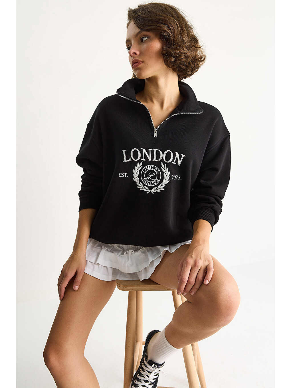 Siyah Kadın London İşlemeli Dik Yaka Fermuar Detaylı Şardonlu Oversize Sweatshirt-1