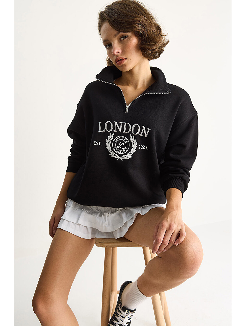 Siyah Kadın London İşlemeli Dik Yaka Fermuar Detaylı Şardonlu Oversize Sweatshirt-2