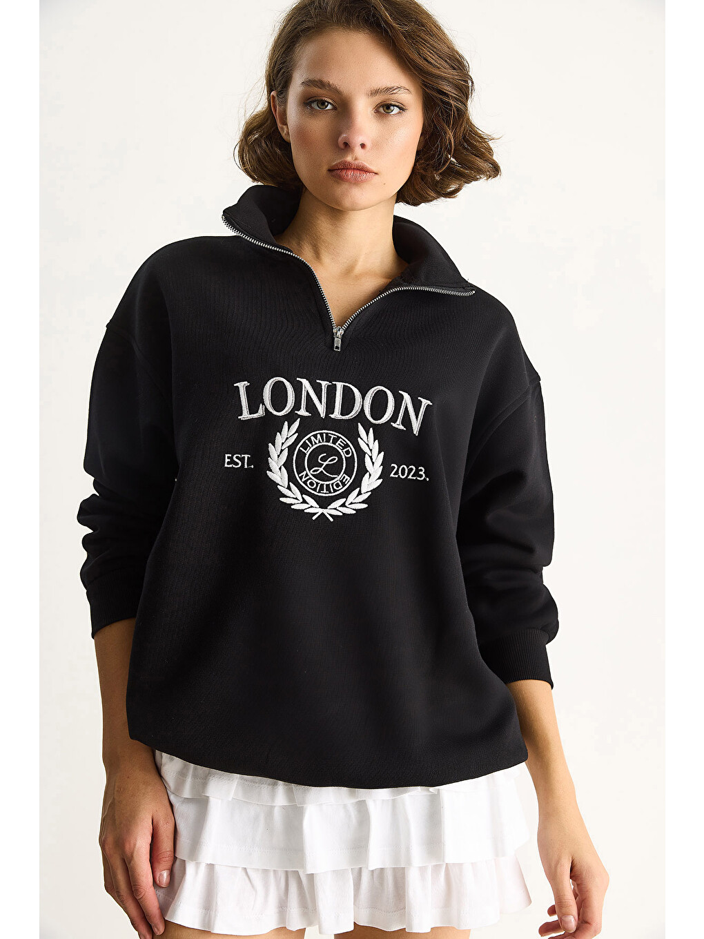 Siyah Kadın London İşlemeli Dik Yaka Fermuar Detaylı Şardonlu Oversize Sweatshirt-3