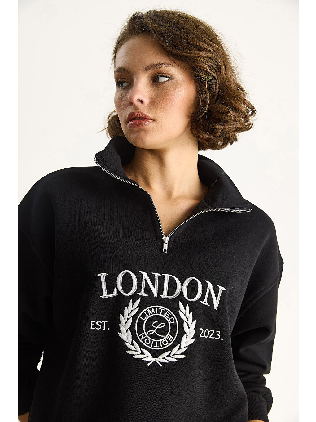 Siyah Kadın London İşlemeli Dik Yaka Fermuar Detaylı Şardonlu Oversize Sweatshirt-4
