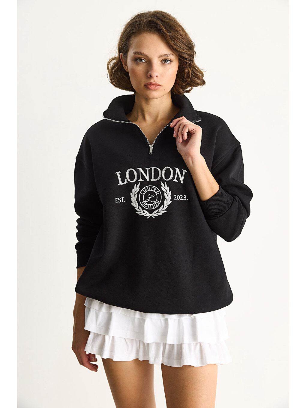 Siyah Kadın London İşlemeli Dik Yaka Fermuar Detaylı Şardonlu Oversize Sweatshirt-5