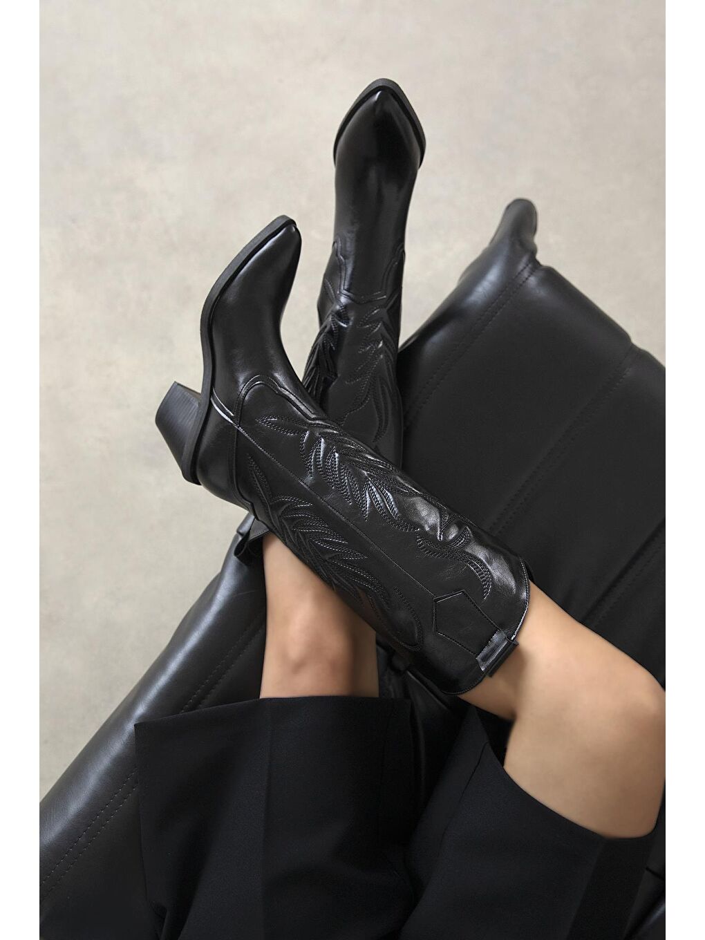 Ruby Kadın Nakış Detay Kırışık Deri Çizme Siyah-1