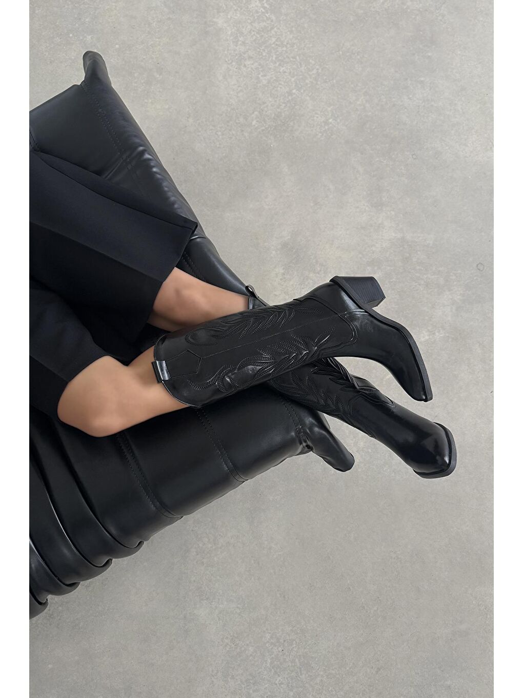 Ruby Kadın Nakış Detay Kırışık Deri Çizme Siyah-2