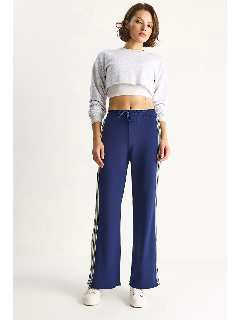 Lacivert Kadın Rahat Kalıp Yan Şerit Detaylı Lastik Bel Yumuşak Dokulu Eşofman Altı T