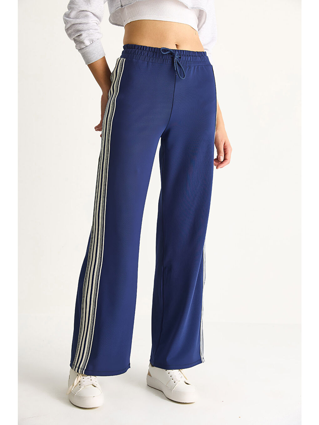 Lacivert Kadın Rahat Kalıp Yan Şerit Detaylı Lastik Bel Yumuşak Dokulu Eşofman Altı T-4