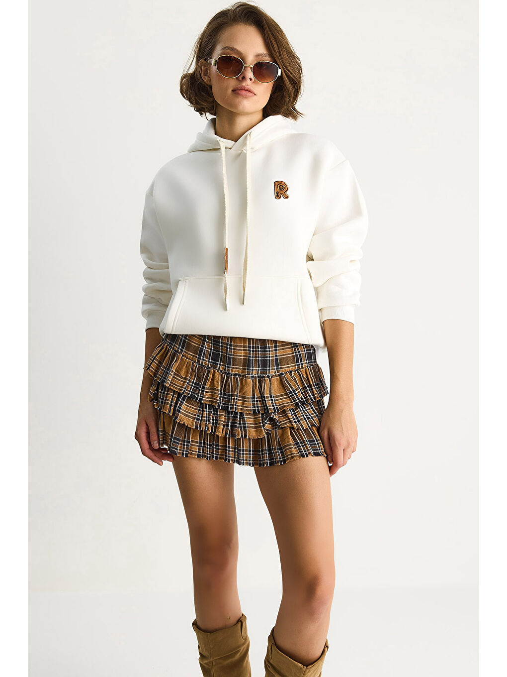 Beyaz Kadın Nakış İşlemeli Kanguru Cepli Kapüşonlu Şardonlu Salaş Sweatshirt