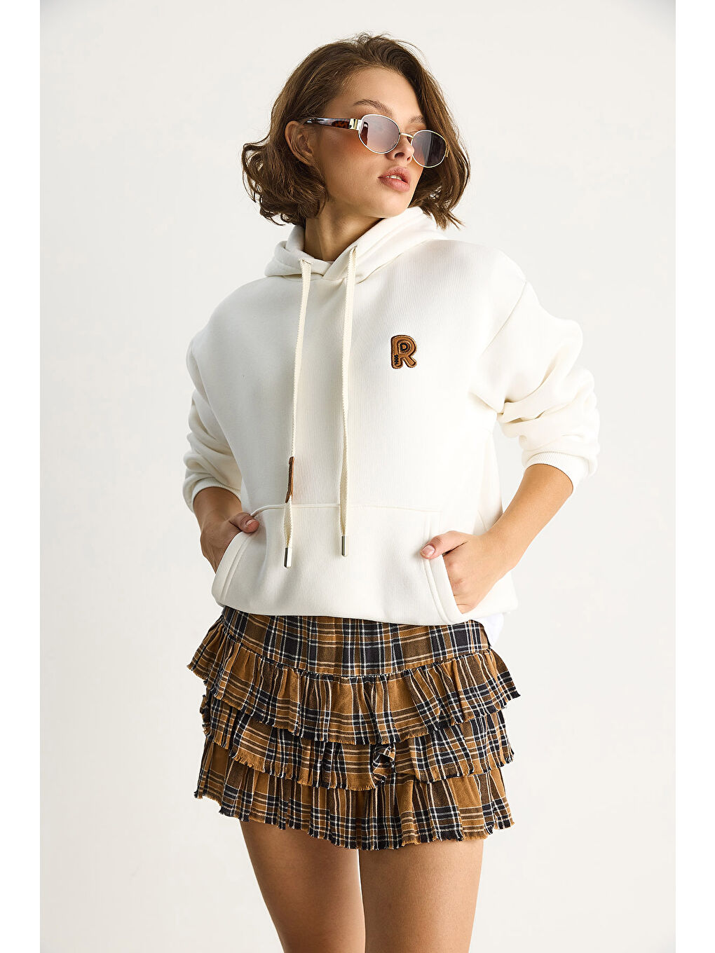 Beyaz Kadın Nakış İşlemeli Kanguru Cepli Kapüşonlu Şardonlu Salaş Sweatshirt-1