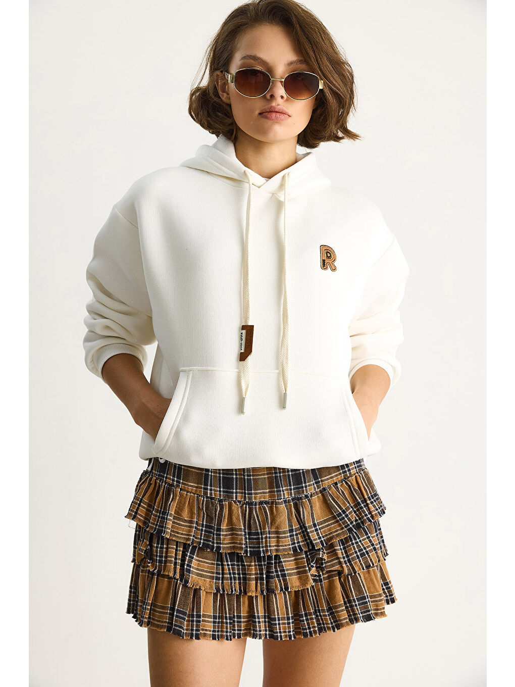 Beyaz Kadın Nakış İşlemeli Kanguru Cepli Kapüşonlu Şardonlu Salaş Sweatshirt-2