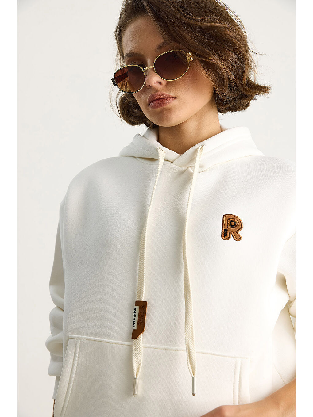 Beyaz Kadın Nakış İşlemeli Kanguru Cepli Kapüşonlu Şardonlu Salaş Sweatshirt-3