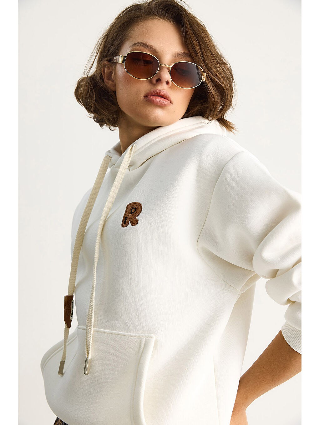 Beyaz Kadın Nakış İşlemeli Kanguru Cepli Kapüşonlu Şardonlu Salaş Sweatshirt-4