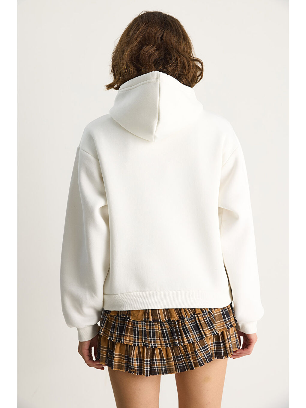 Beyaz Kadın Nakış İşlemeli Kanguru Cepli Kapüşonlu Şardonlu Salaş Sweatshirt-5