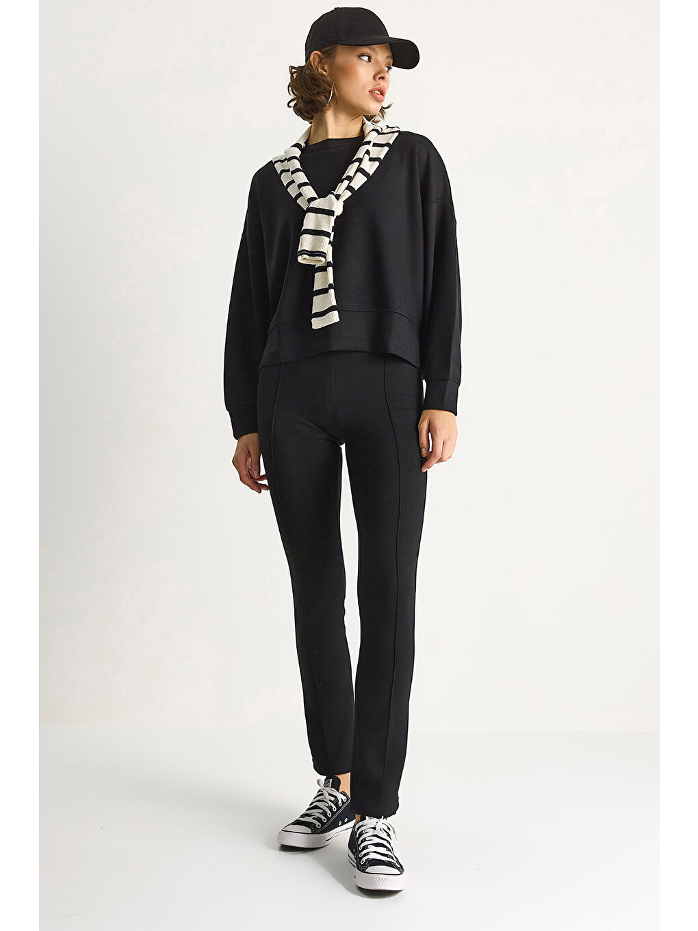 Siyah Kadın Yumuşak Dokulu Bisiklet Yaka Oversize Sweat Pantolon Viskon Dalgıç Takım