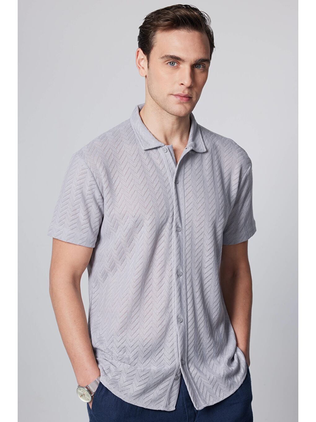 Slim Fit Kısa Kollu Dar Kesim Nefes Alan  Örme Doku Armür Desenli Yazlık Gri Erkek Gömlek