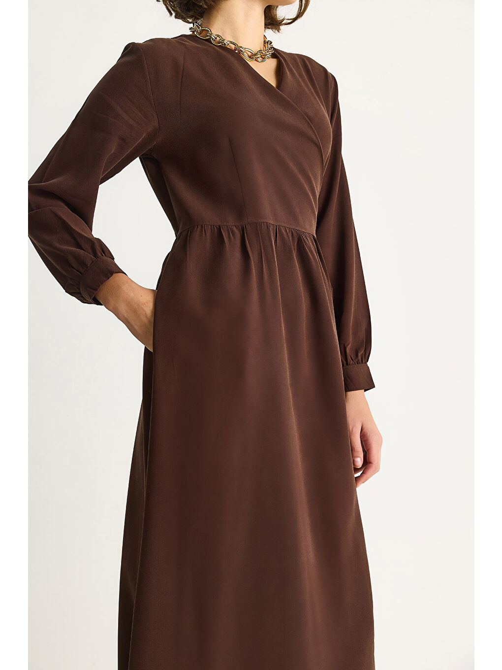 Kahverengi Kadın Kruvaze Kapamalı Cep Detaylı Modal Uzun Elbise-6