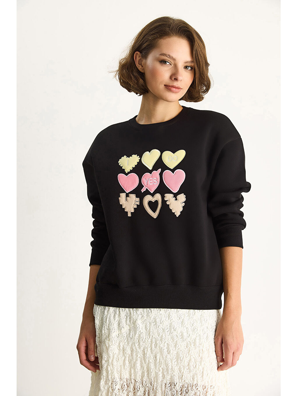 Siyah Kadın Bisiklet Yaka Kalp Nakışlı Şardonlu Üç İplik Sweatshirt-1