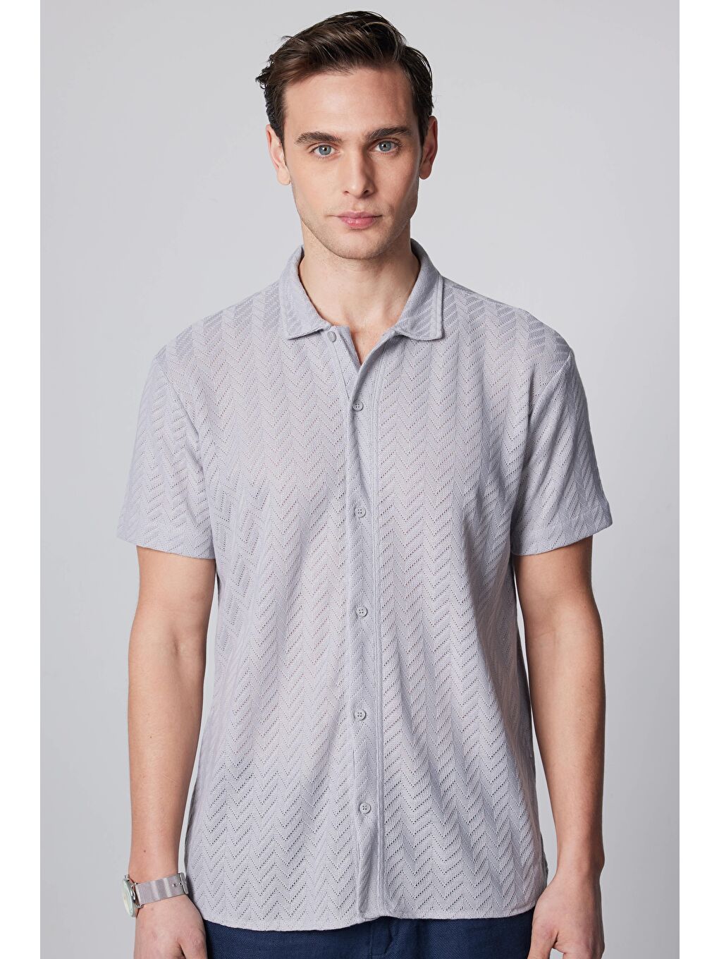 Slim Fit Kısa Kollu Dar Kesim Nefes Alan  Örme Doku Armür Desenli Yazlık Gri Erkek Gömlek-1