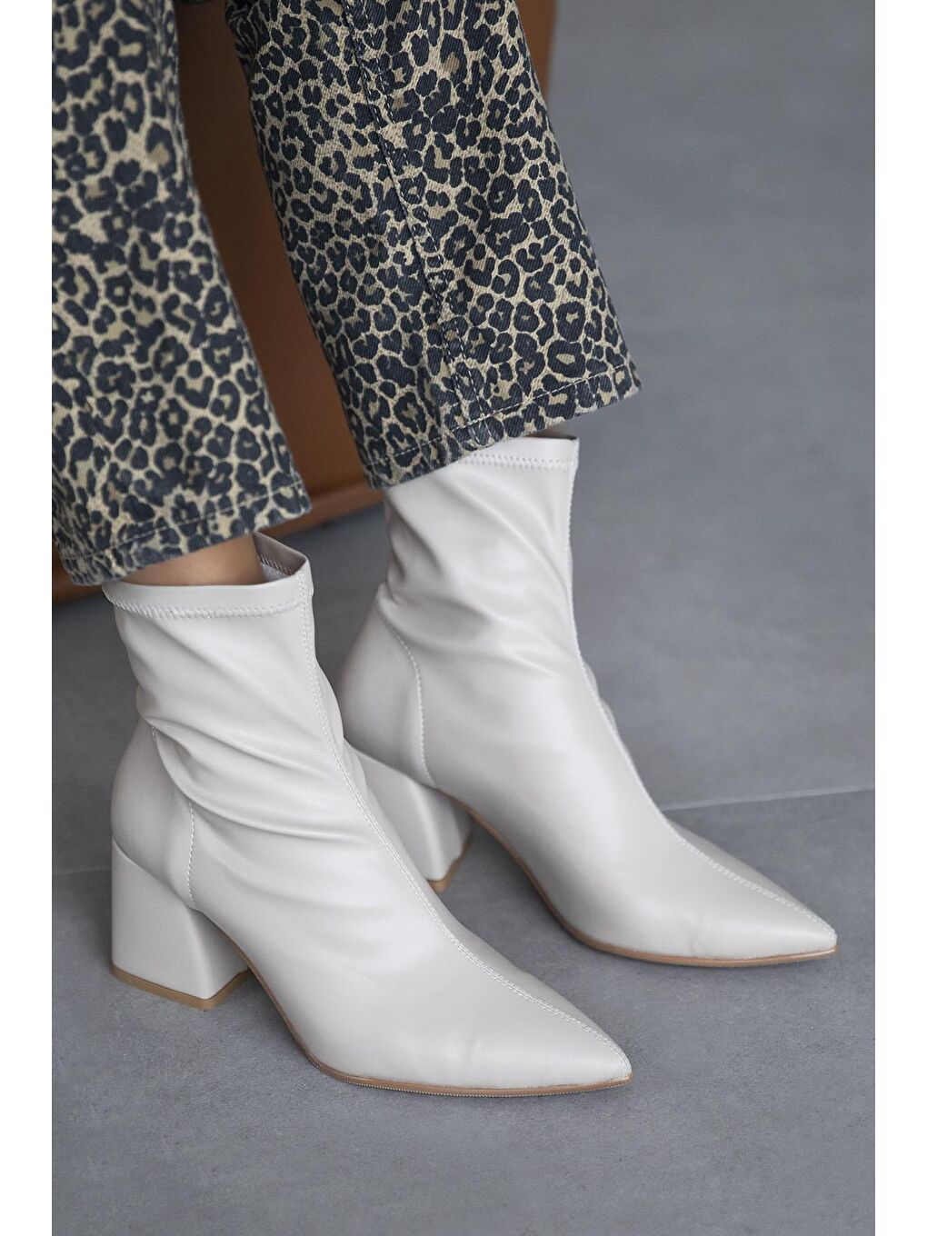 Garcia  Kadın  Streç Sivri Kalıp Deri Bot Bej-1