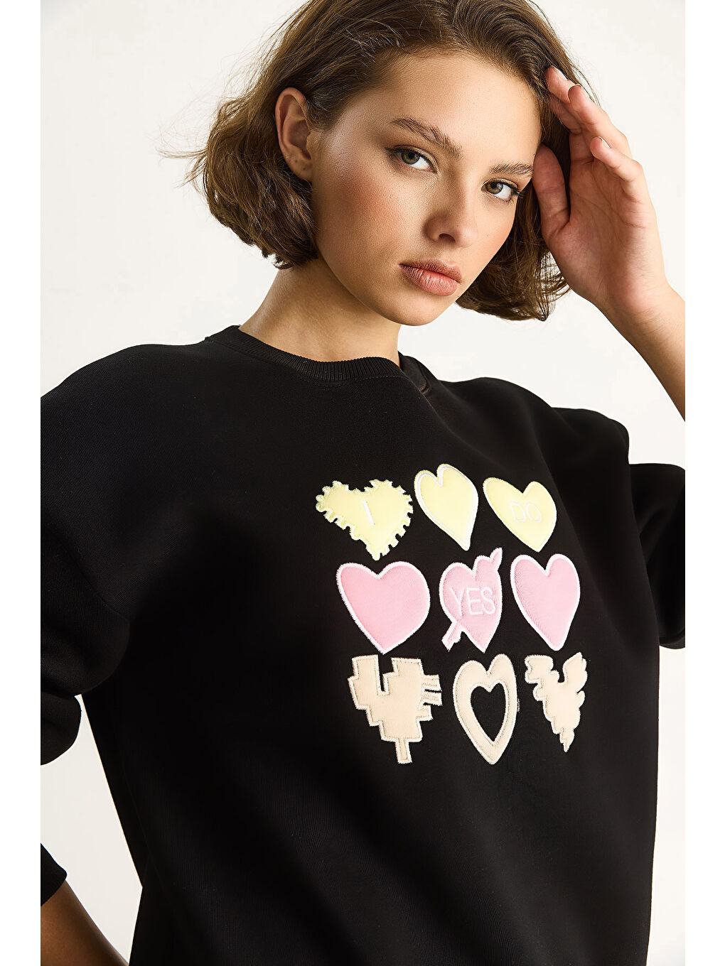 Siyah Kadın Bisiklet Yaka Kalp Nakışlı Şardonlu Üç İplik Sweatshirt-4