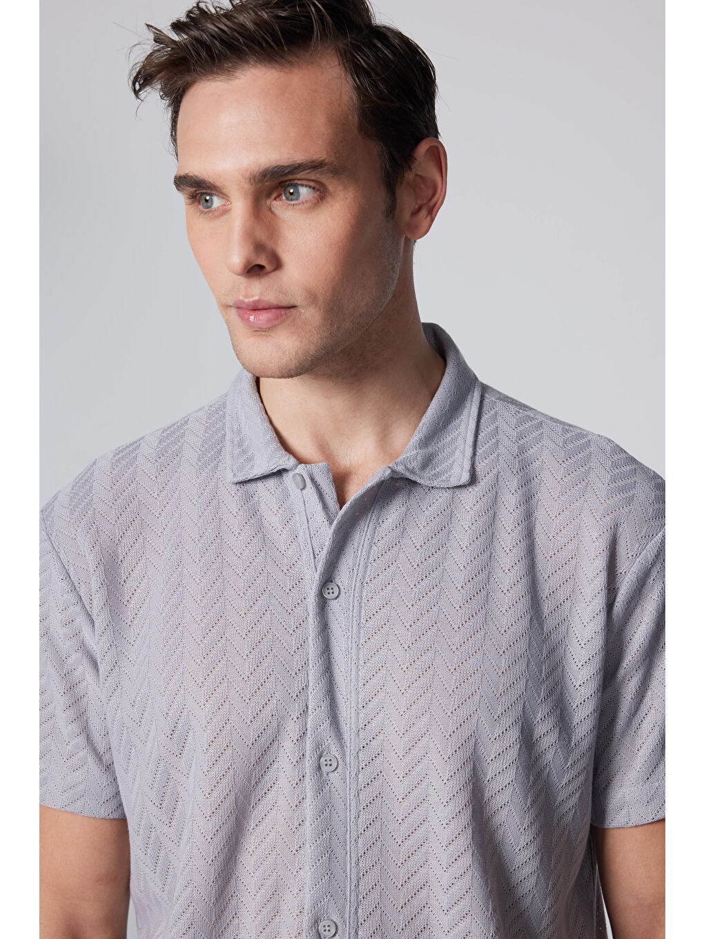 Slim Fit Kısa Kollu Dar Kesim Nefes Alan  Örme Doku Armür Desenli Yazlık Gri Erkek Gömlek-2