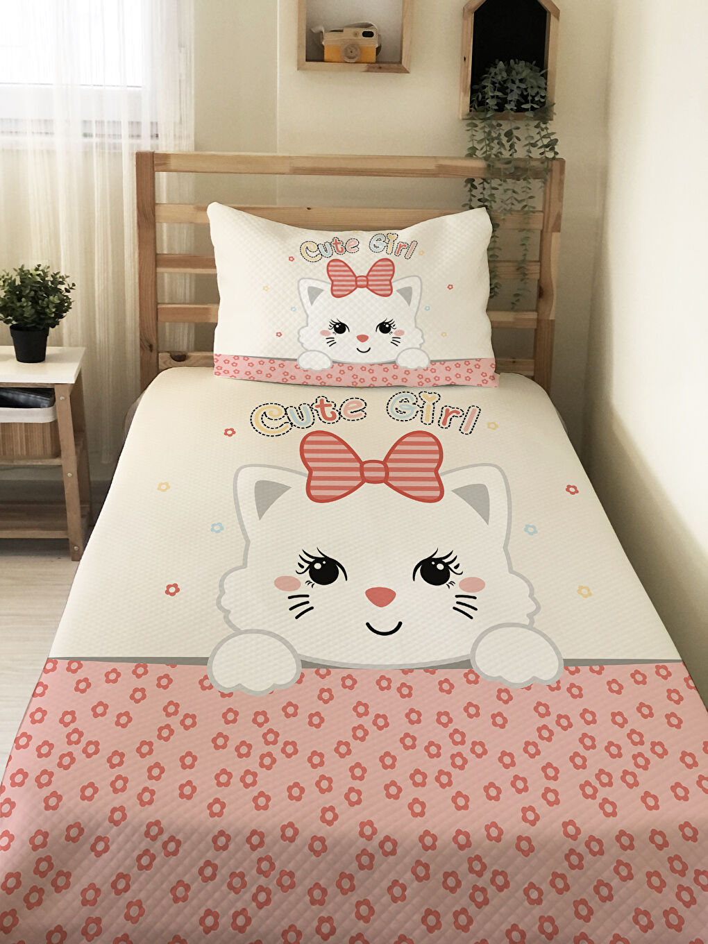 Karışık Sevimli Kedi Desenli Çocuk Pike Takımı - 160x220 Cm Pike 50x70 Cm Yastık Kılıfı