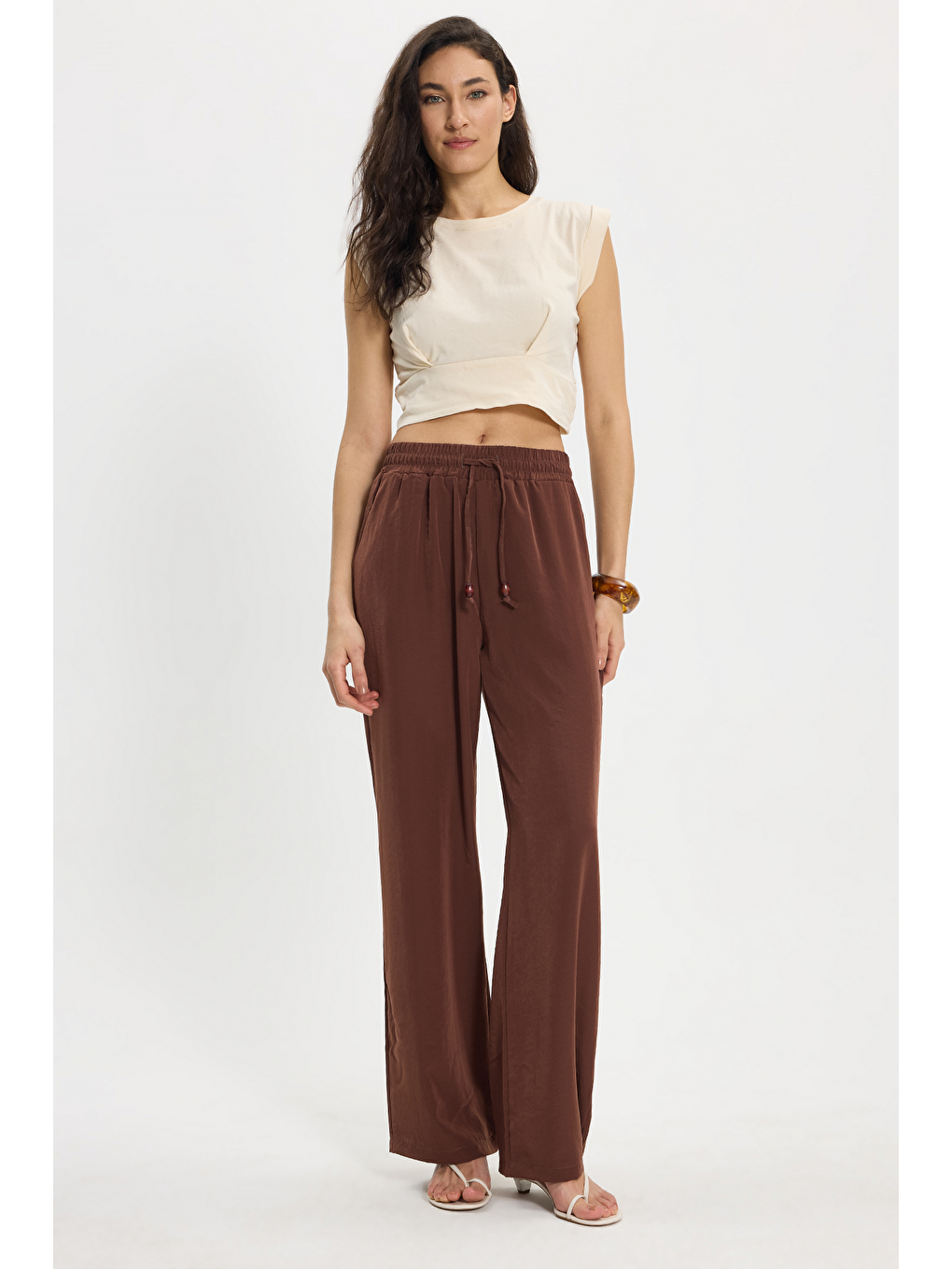 Kadın Slim Fit %100 Pamuk Pileli Yumuşak Doku Bisiklet Yaka Bej Crop Bluz-1
