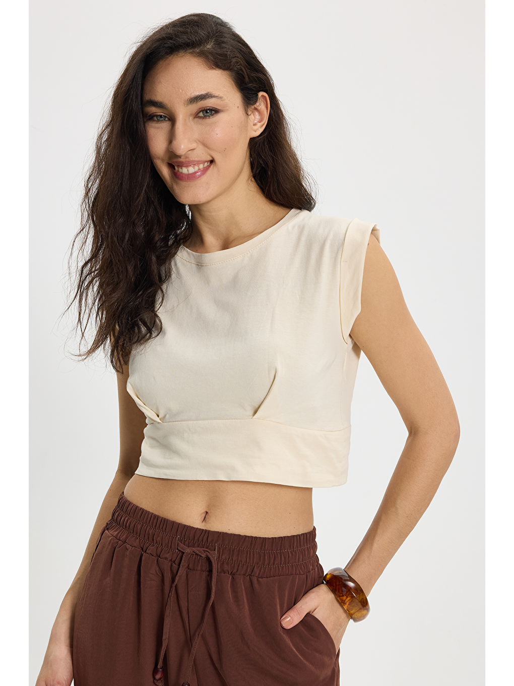 Kadın Slim Fit %100 Pamuk Pileli Yumuşak Doku Bisiklet Yaka Bej Crop Bluz-2